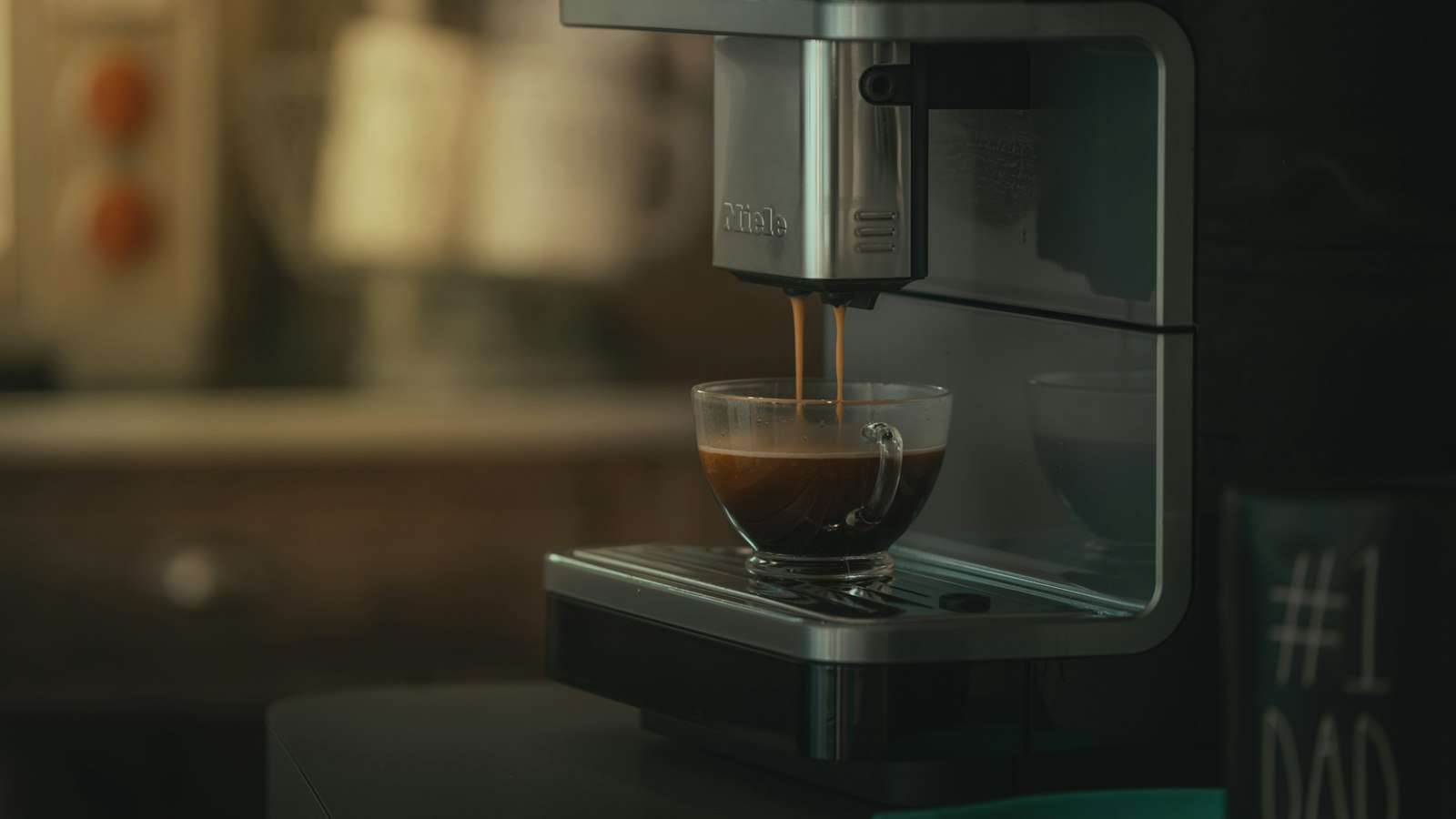 Strakke volautomaat die koffie zet in een glazen kopje